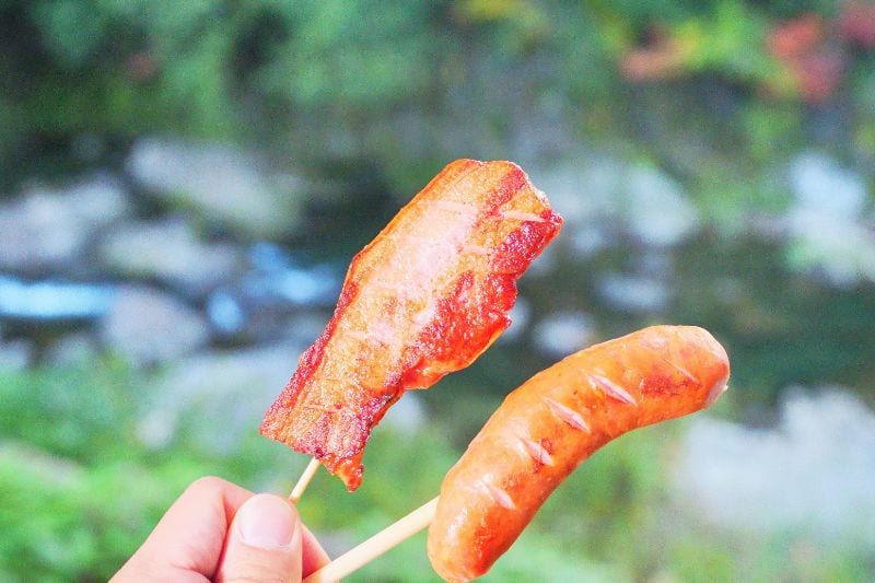 焼き目のついた城川ソーセージとベーコン