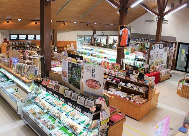 道の駅きなはい屋しろかわの店内。地元の特産品やお土産が並ぶ売り場